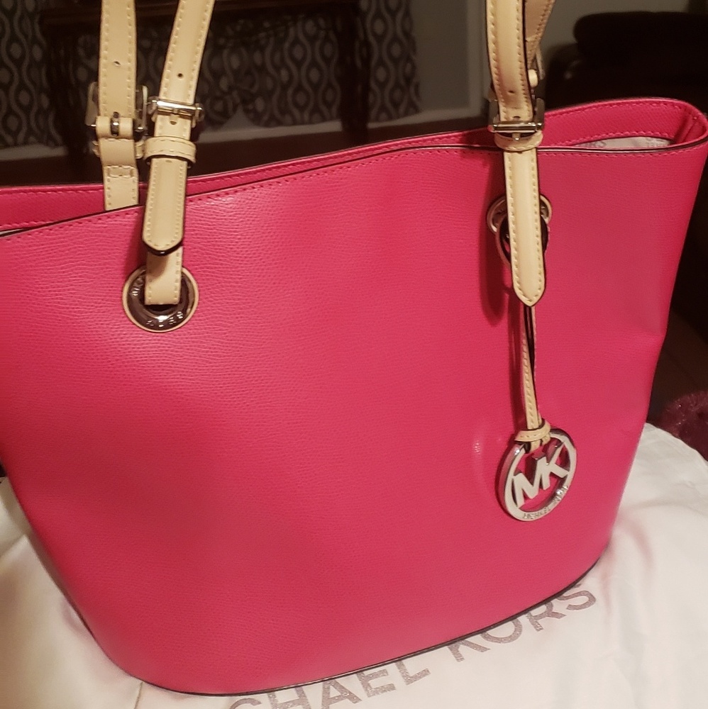 USED MICHEAL KORS JET SET MEDIUM LEATHER TOTOE
